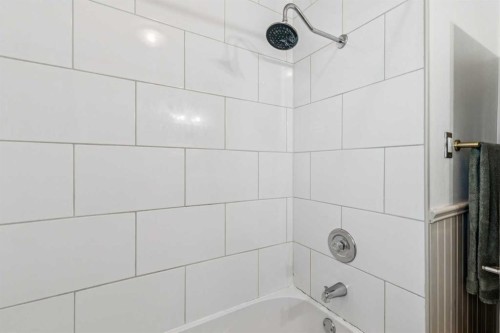 1644 16 Street Se, Calgary, AB - Indoor Photo Showing Bathroom