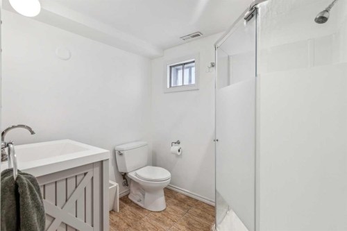 1644 16 Street Se, Calgary, AB - Indoor Photo Showing Bathroom