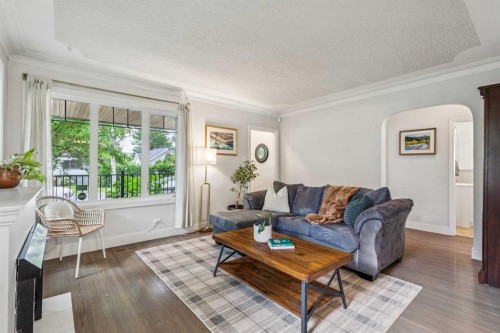 1644 16 Street Se, Calgary, AB - Indoor Photo Showing Living Room