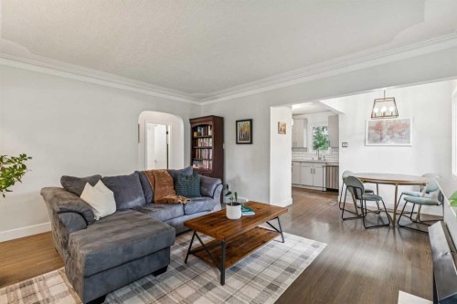 1644 16 Street Se, Calgary, AB - Indoor Photo Showing Living Room