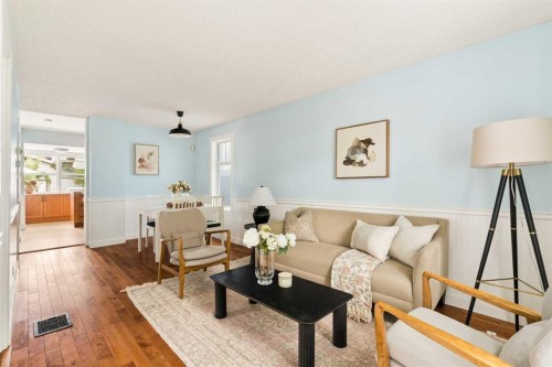 813 3 Avenue Nw, Calgary, AB - Indoor Photo Showing Living Room