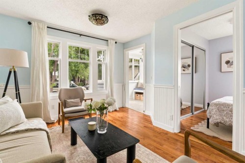 813 3 Avenue Nw, Calgary, AB - Indoor Photo Showing Living Room