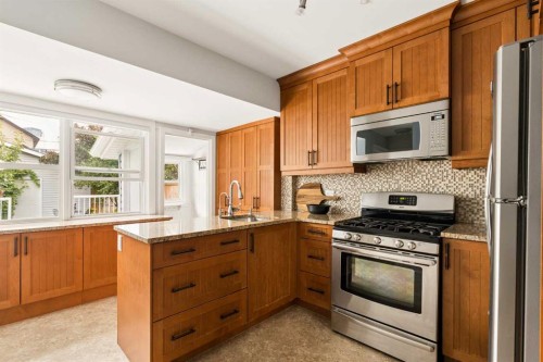 813 3 Avenue Nw, Calgary, AB - Indoor Photo Showing Kitchen