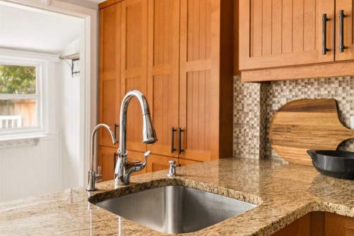 813 3 Avenue Nw, Calgary, AB - Indoor Photo Showing Kitchen