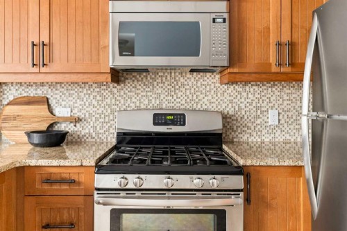 813 3 Avenue Nw, Calgary, AB - Indoor Photo Showing Kitchen