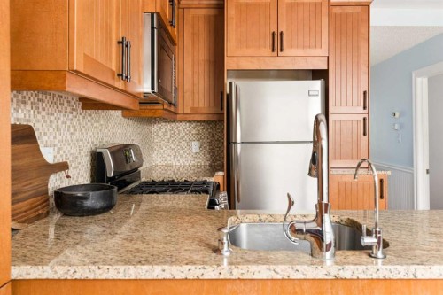 813 3 Avenue Nw, Calgary, AB - Indoor Photo Showing Kitchen