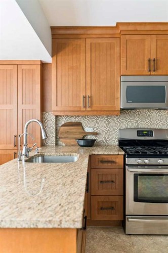 813 3 Avenue Nw, Calgary, AB - Indoor Photo Showing Kitchen