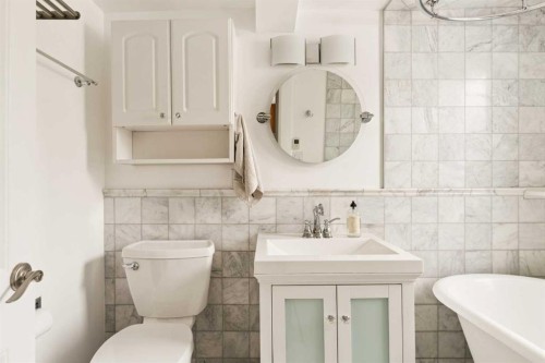 813 3 Avenue Nw, Calgary, AB - Indoor Photo Showing Bathroom