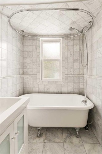 813 3 Avenue Nw, Calgary, AB - Indoor Photo Showing Bathroom