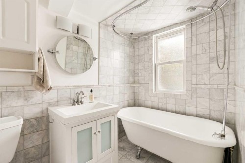 813 3 Avenue Nw, Calgary, AB - Indoor Photo Showing Bathroom