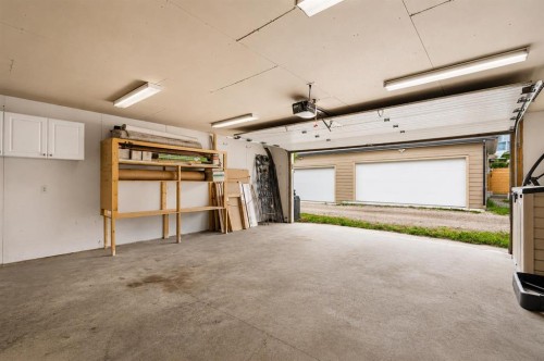 813 3 Avenue Nw, Calgary, AB - Indoor Photo Showing Garage