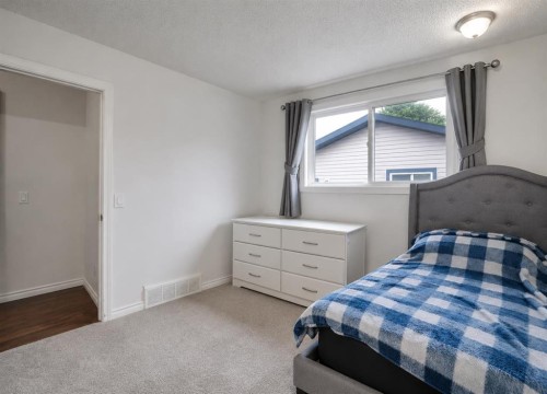 896 Rundlecairn Way Ne, Calgary, AB - Indoor Photo Showing Bedroom