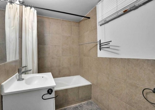 896 Rundlecairn Way Ne, Calgary, AB - Indoor Photo Showing Bathroom