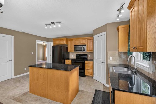 3-310 6 Avenue Ne, Three Hills, AB - Indoor Photo Showing Kitchen With Double Sink
