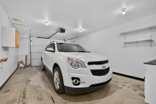 3-310 6 Avenue Ne, Three Hills, AB - Indoor Photo Showing Garage