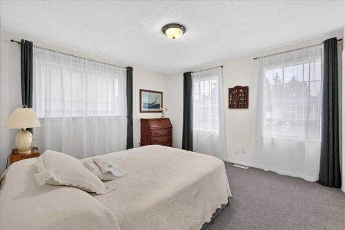 1707 107 Avenue Sw, Calgary, AB - Indoor Photo Showing Bedroom
