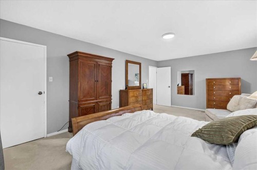 1707 107 Avenue Sw, Calgary, AB - Indoor Photo Showing Bedroom