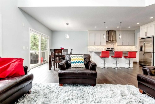 40 Westmore Place Sw, Calgary, AB - Indoor Photo Showing Living Room