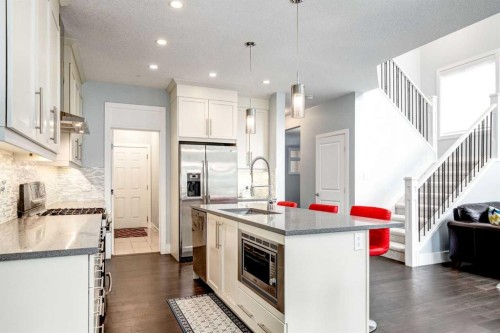 40 Westmore Place Sw, Calgary, AB - Indoor Photo Showing Kitchen With Upgraded Kitchen