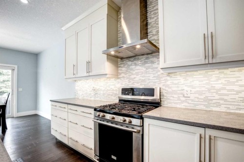 40 Westmore Place Sw, Calgary, AB - Indoor Photo Showing Kitchen With Upgraded Kitchen