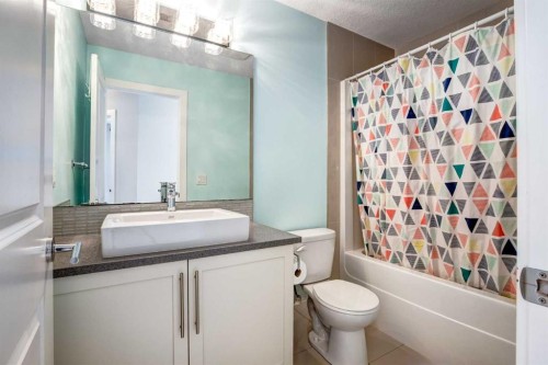 40 Westmore Place Sw, Calgary, AB - Indoor Photo Showing Bathroom