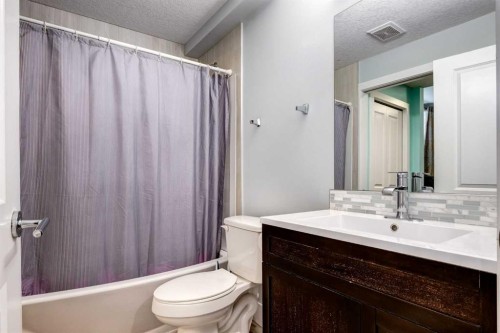 40 Westmore Place Sw, Calgary, AB - Indoor Photo Showing Bathroom