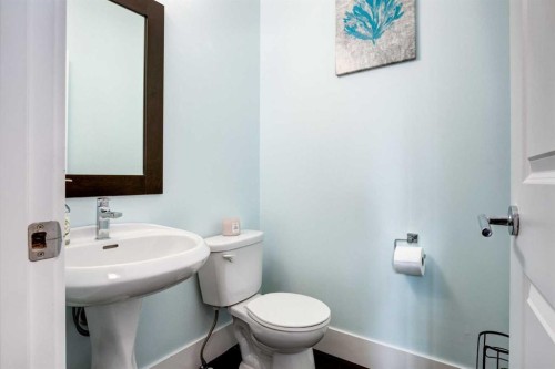 40 Westmore Place Sw, Calgary, AB - Indoor Photo Showing Bathroom