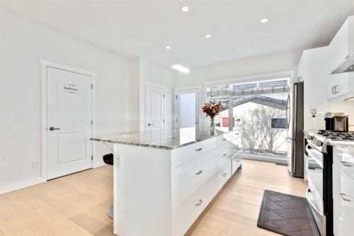 2728 Cochrane Road Nw, Calgary, AB - Indoor Photo Showing Kitchen