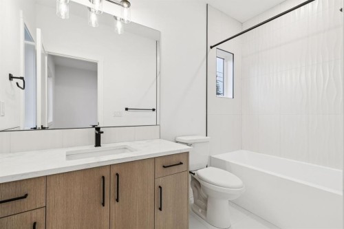 4303 30 Avenue Sw, Calgary, AB - Indoor Photo Showing Bathroom