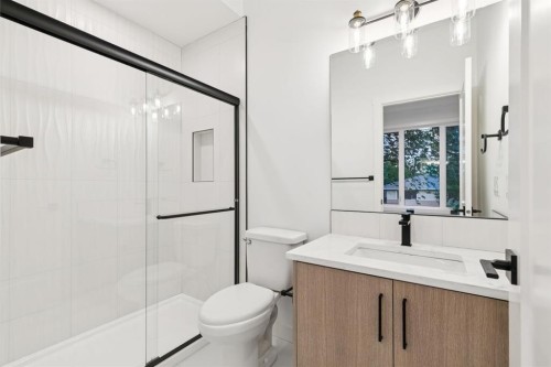 4303 30 Avenue Sw, Calgary, AB - Indoor Photo Showing Bathroom
