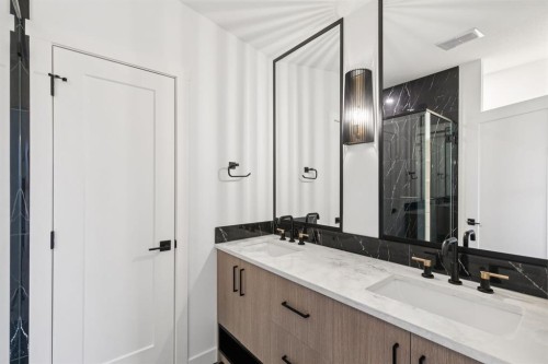 4303 30 Avenue Sw, Calgary, AB - Indoor Photo Showing Bathroom