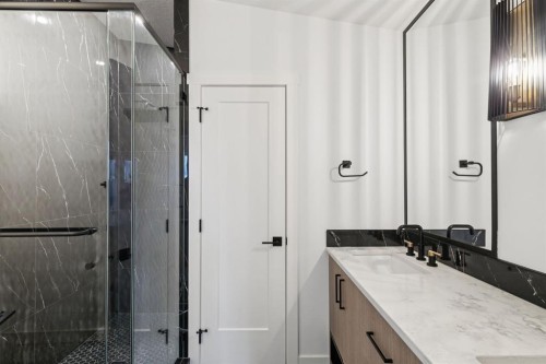 4303 30 Avenue Sw, Calgary, AB - Indoor Photo Showing Bathroom
