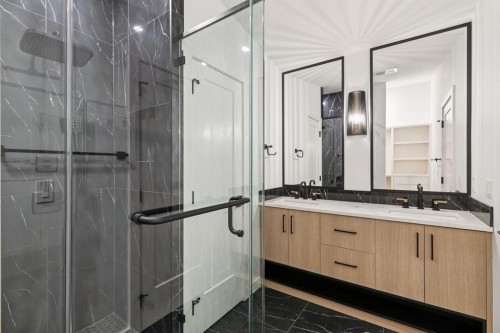 4303 30 Avenue Sw, Calgary, AB - Indoor Photo Showing Bathroom