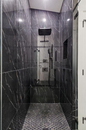 4303 30 Avenue Sw, Calgary, AB - Indoor Photo Showing Bathroom