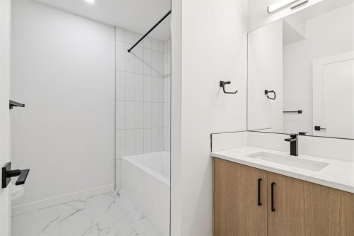 4303 30 Avenue Sw, Calgary, AB - Indoor Photo Showing Bathroom