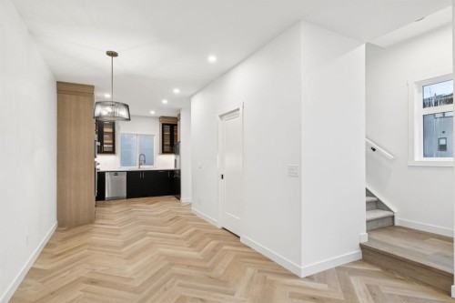 4303 30 Avenue Sw, Calgary, AB - Indoor Photo Showing Other Room
