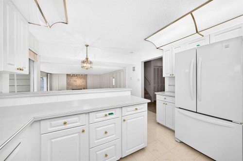 14224 Parkside Drive Se, Calgary, AB - Indoor Photo Showing Kitchen