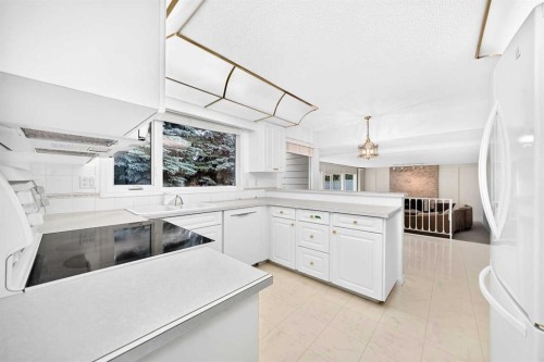14224 Parkside Drive Se, Calgary, AB - Indoor Photo Showing Kitchen