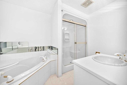 14224 Parkside Drive Se, Calgary, AB - Indoor Photo Showing Bathroom