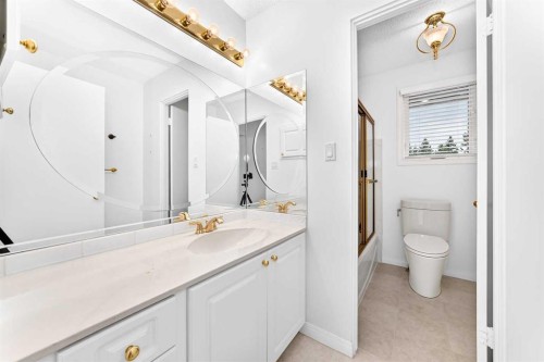 14224 Parkside Drive Se, Calgary, AB - Indoor Photo Showing Bathroom