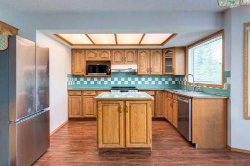 183 Edgevalley Circle Nw, Calgary, AB - Indoor Photo Showing Kitchen With Double Sink