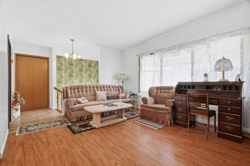 1612 24 Avenue Nw, Calgary, AB - Indoor Photo Showing Living Room