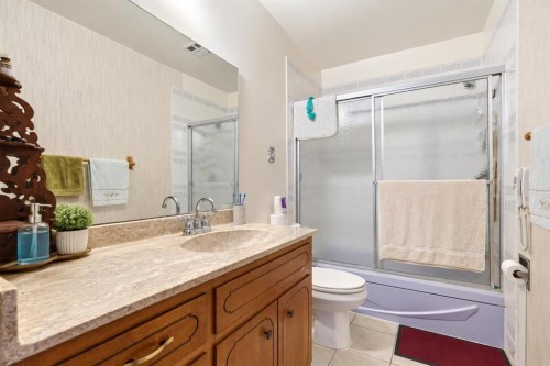 1612 24 Avenue Nw, Calgary, AB - Indoor Photo Showing Bathroom