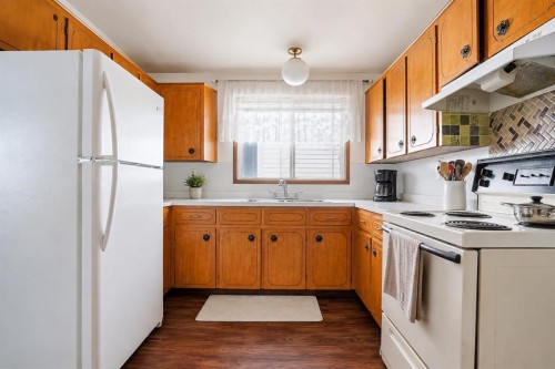 1612 24 Avenue Nw, Calgary, AB - Indoor Photo Showing Kitchen