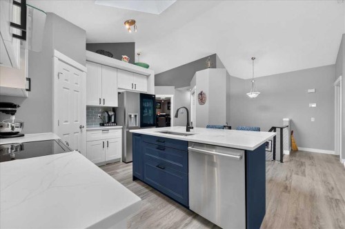 212 Cresthaven Place Sw, Calgary, AB - Indoor Photo Showing Kitchen