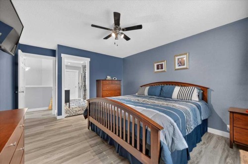 212 Cresthaven Place Sw, Calgary, AB - Indoor Photo Showing Bedroom