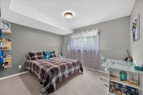 212 Cresthaven Place Sw, Calgary, AB - Indoor Photo Showing Bedroom