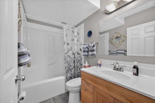 212 Cresthaven Place Sw, Calgary, AB - Indoor Photo Showing Bathroom