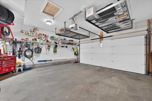 212 Cresthaven Place Sw, Calgary, AB - Indoor Photo Showing Garage
