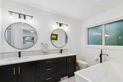 14 Butte Place Nw, Calgary, AB - Indoor Photo Showing Bathroom